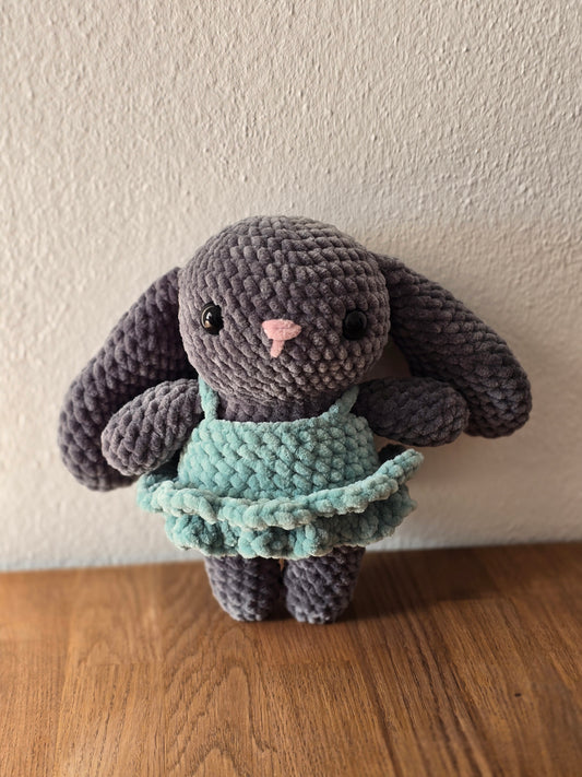 Hase Grau mit Kleid